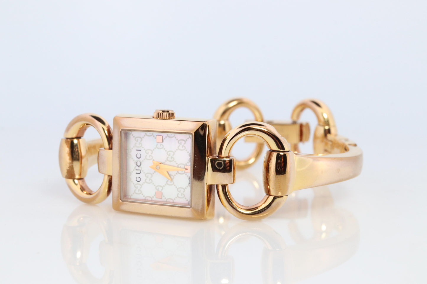 Vintage GUCCI Tornavoni 120 Quartz Wrist Watch. Gucci YA120520 Gold tone Bangle