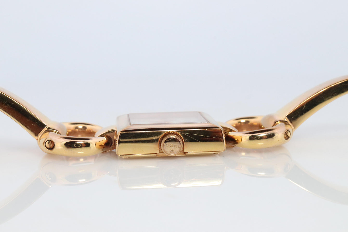 Vintage GUCCI Tornavoni 120 Quartz Wrist Watch. Gucci YA120520 Gold tone Bangle