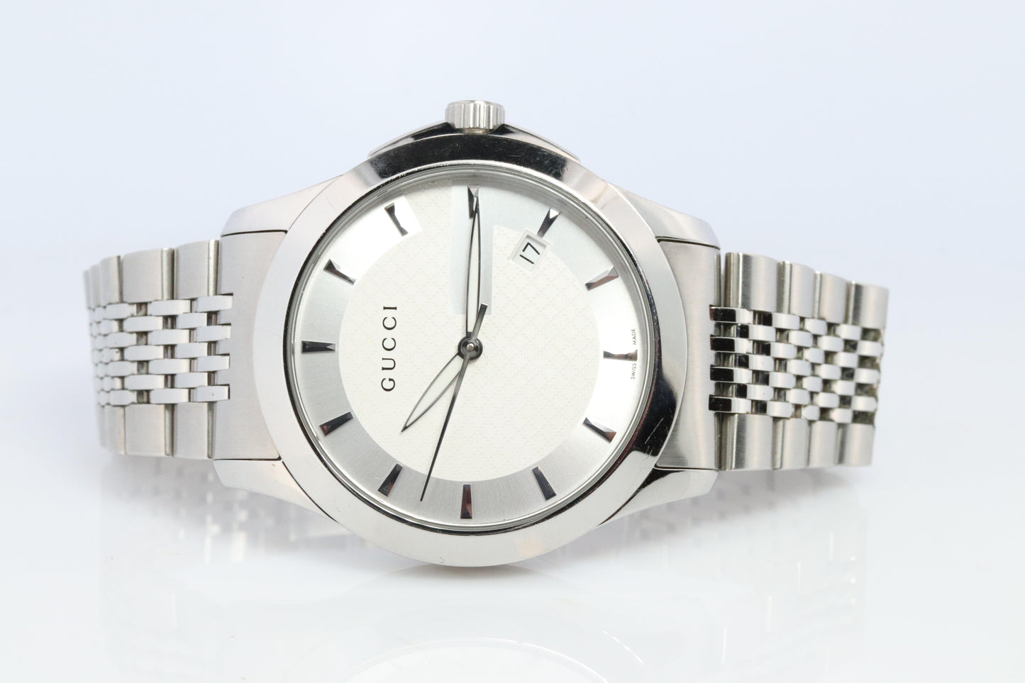 GUCCI Quartz 126.4 Watch. Gucci G Timeless Round 38mm.