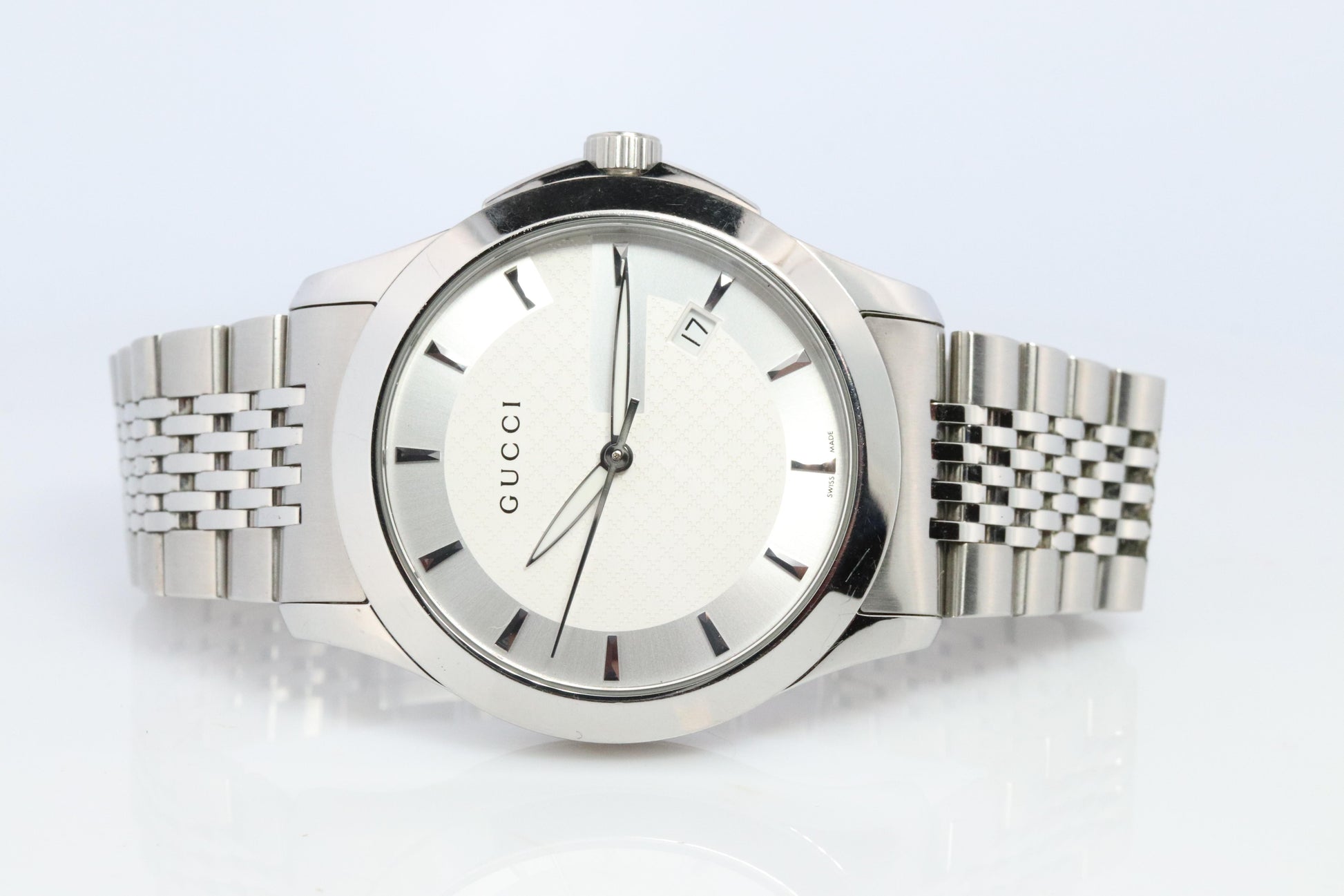 GUCCI Quartz 126.4 Watch. Gucci G Timeless Round 38mm.