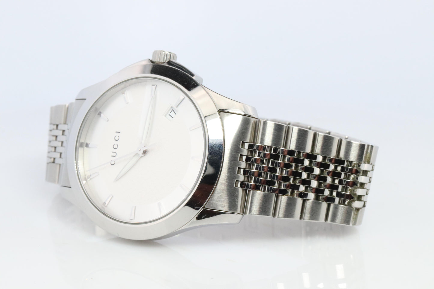 GUCCI Quartz 126.4 Watch. Gucci G Timeless Round 38mm.