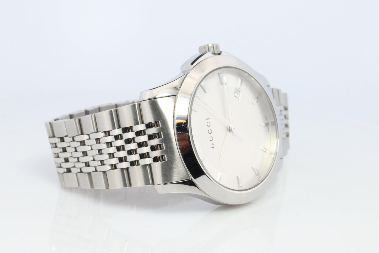 GUCCI Quartz 126.4 Watch. Gucci G Timeless Round 38mm.