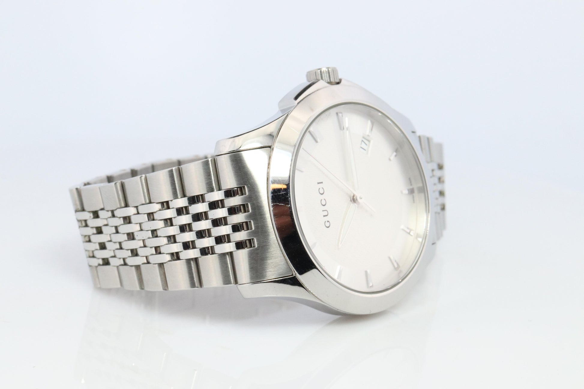 GUCCI Quartz 126.4 Watch. Gucci G Timeless Round 38mm.
