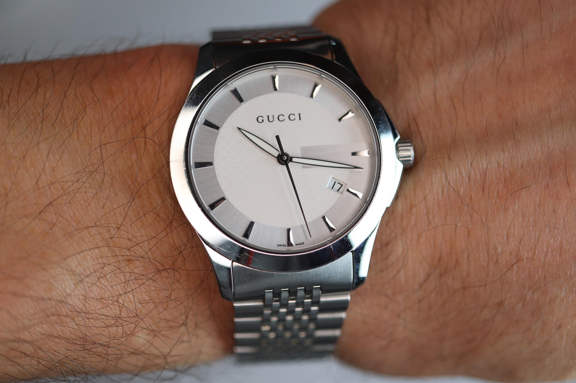 GUCCI Quartz 126.4 Watch. Gucci G Timeless Round 38mm.