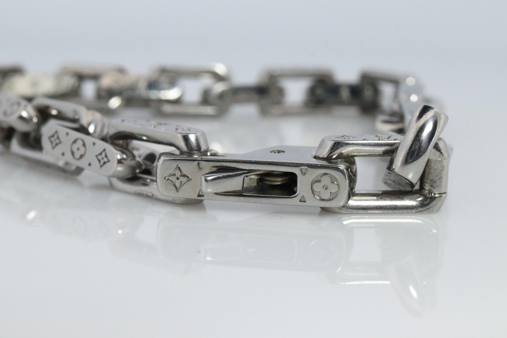 Louis Vuitton Bracelet. LV Collier Monogram Box Chain Bracelet.
