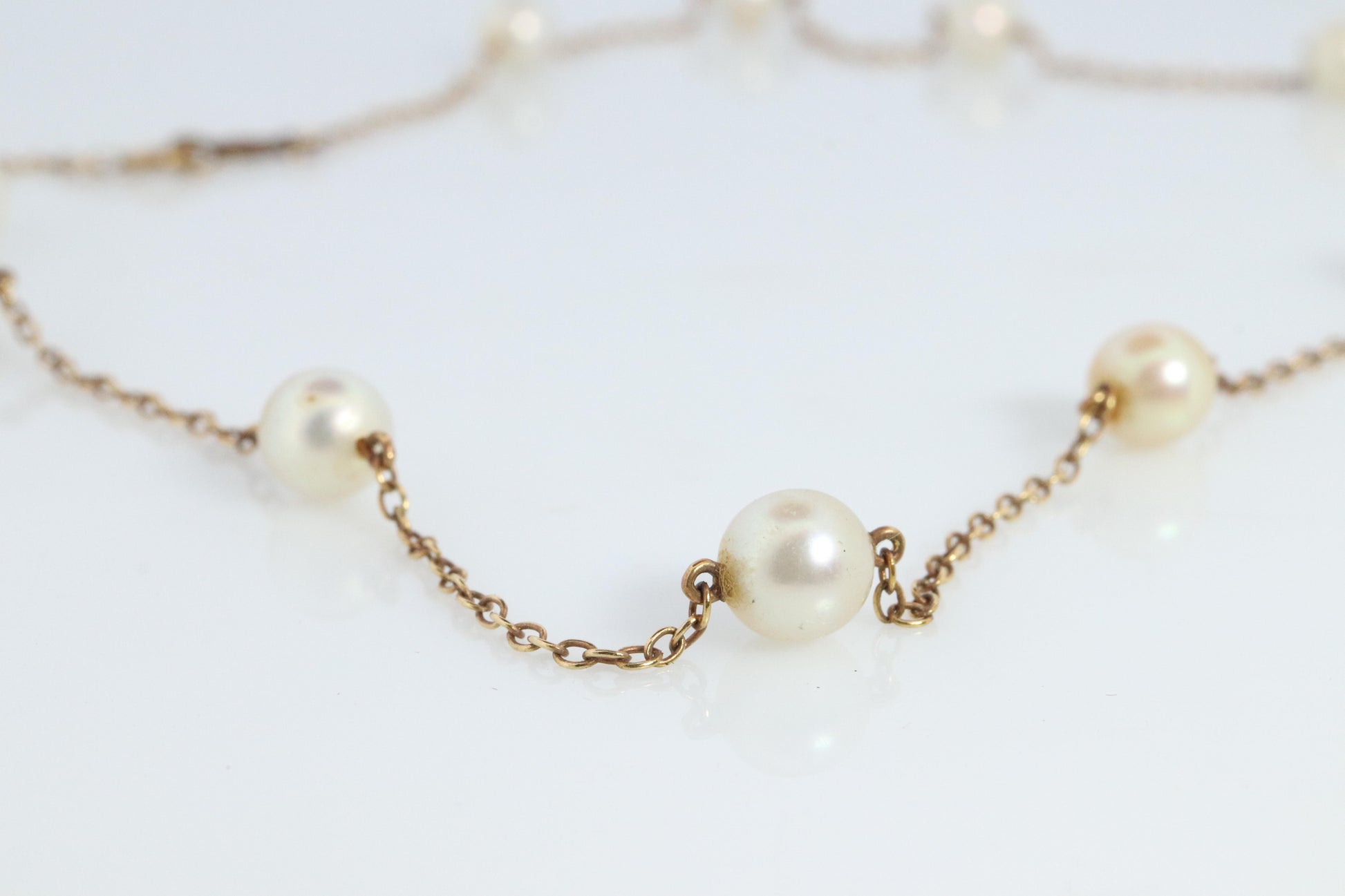 MIKIMOTO 18k Gold Pearl Station Necklace. 6mm Pearls Necklace
