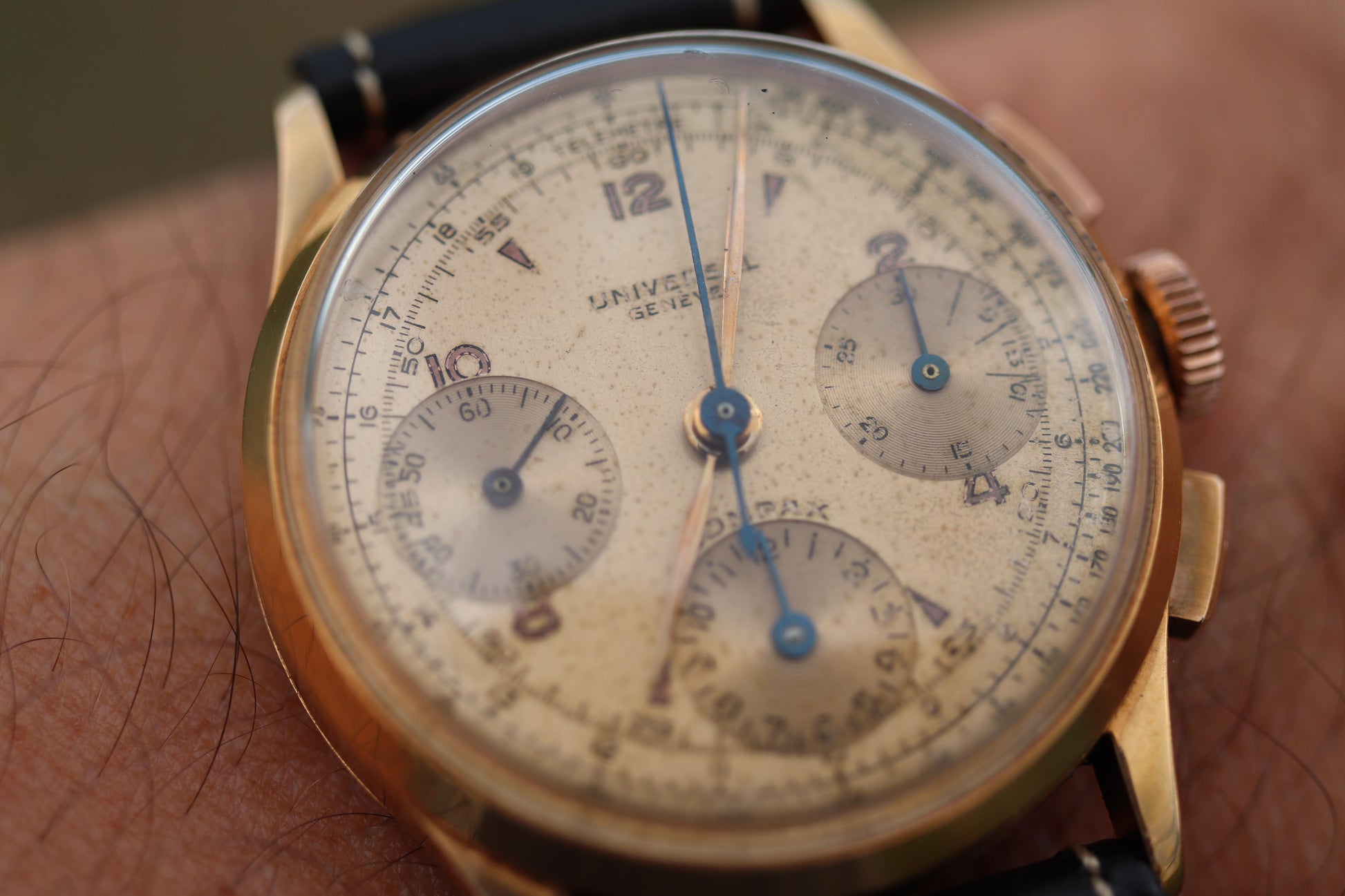 Universal Geneve 12494 Compax. 18k YG Universal Chrono Mechanical Vintage Watch.