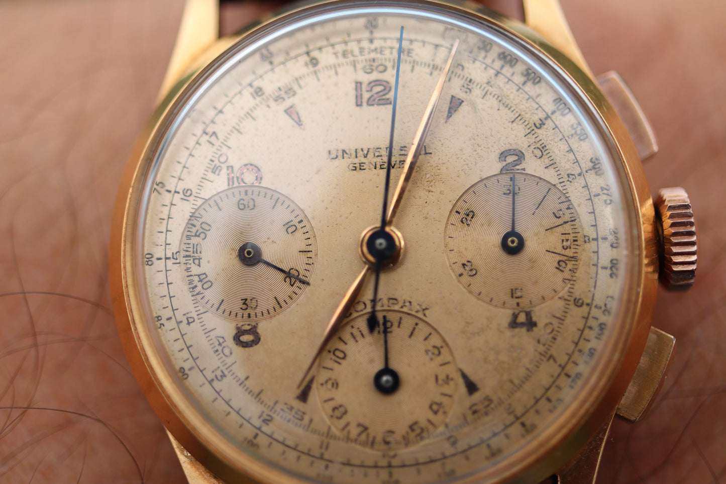 Universal Geneve 12494 Compax. 18k YG Universal Chrono Mechanical Vintage Watch.