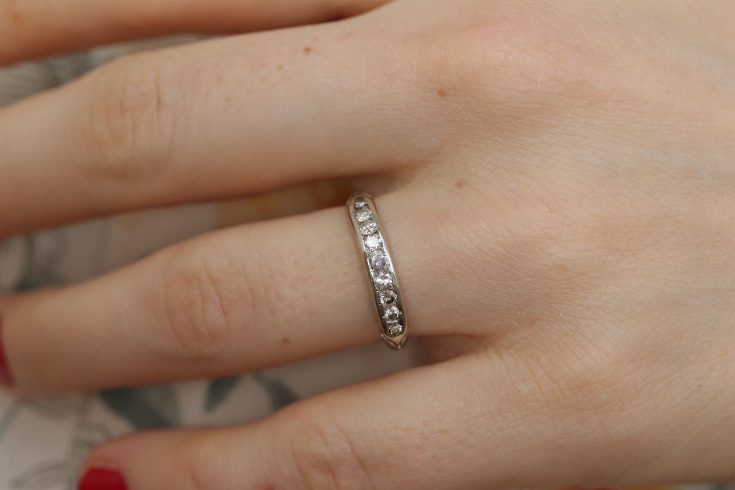 Kanalband aus 18 Karat antikem Diamant. Art-Déco-Diamantband aus den 1920er Jahren. M(132/25)
