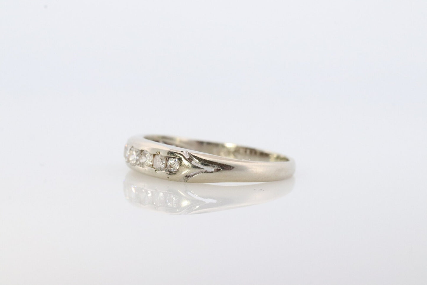 Kanalband aus 18 Karat antikem Diamant. Art-Déco-Diamantband aus den 1920er Jahren. M(132/25)