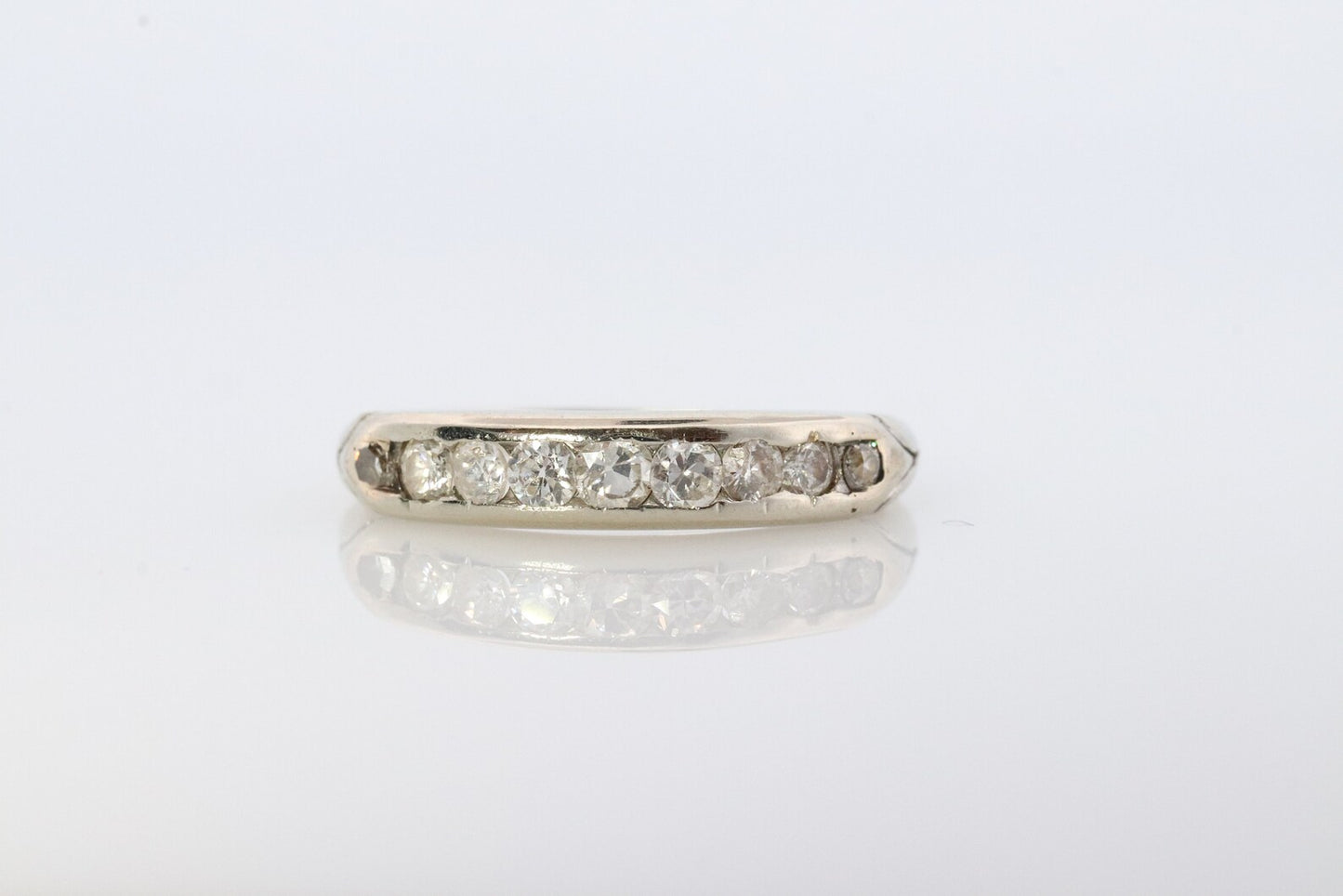Kanalband aus 18 Karat antikem Diamant. Art-Déco-Diamantband aus den 1920er Jahren. M(132/25)