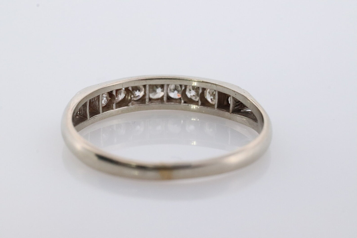 Kanalband aus 18 Karat antikem Diamant. Art-Déco-Diamantband aus den 1920er Jahren. M(132/25)