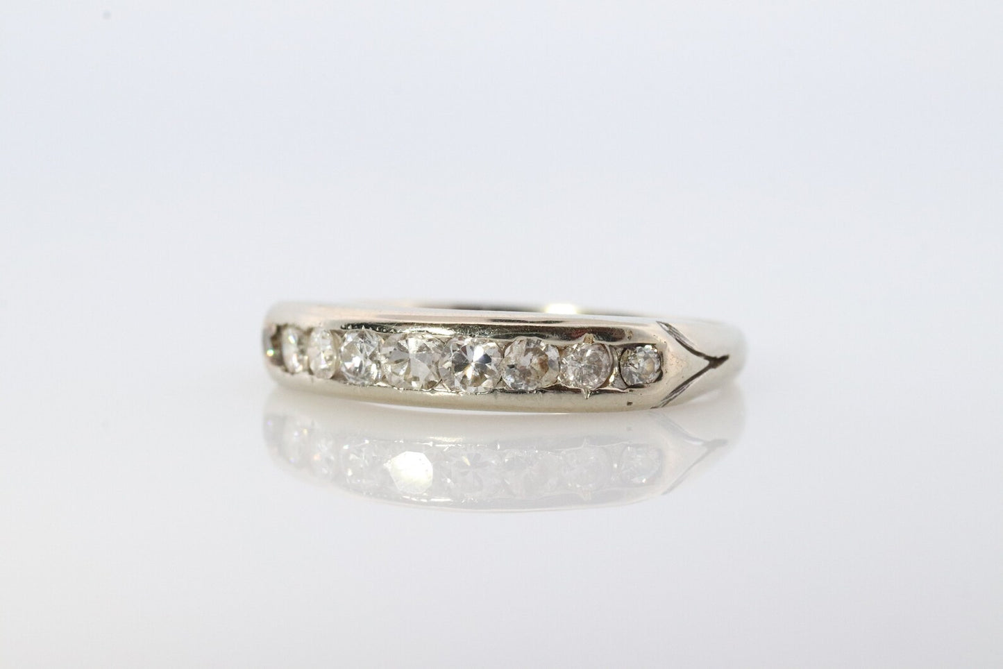 Kanalband aus 18 Karat antikem Diamant. Art-Déco-Diamantband aus den 1920er Jahren. M(132/25)