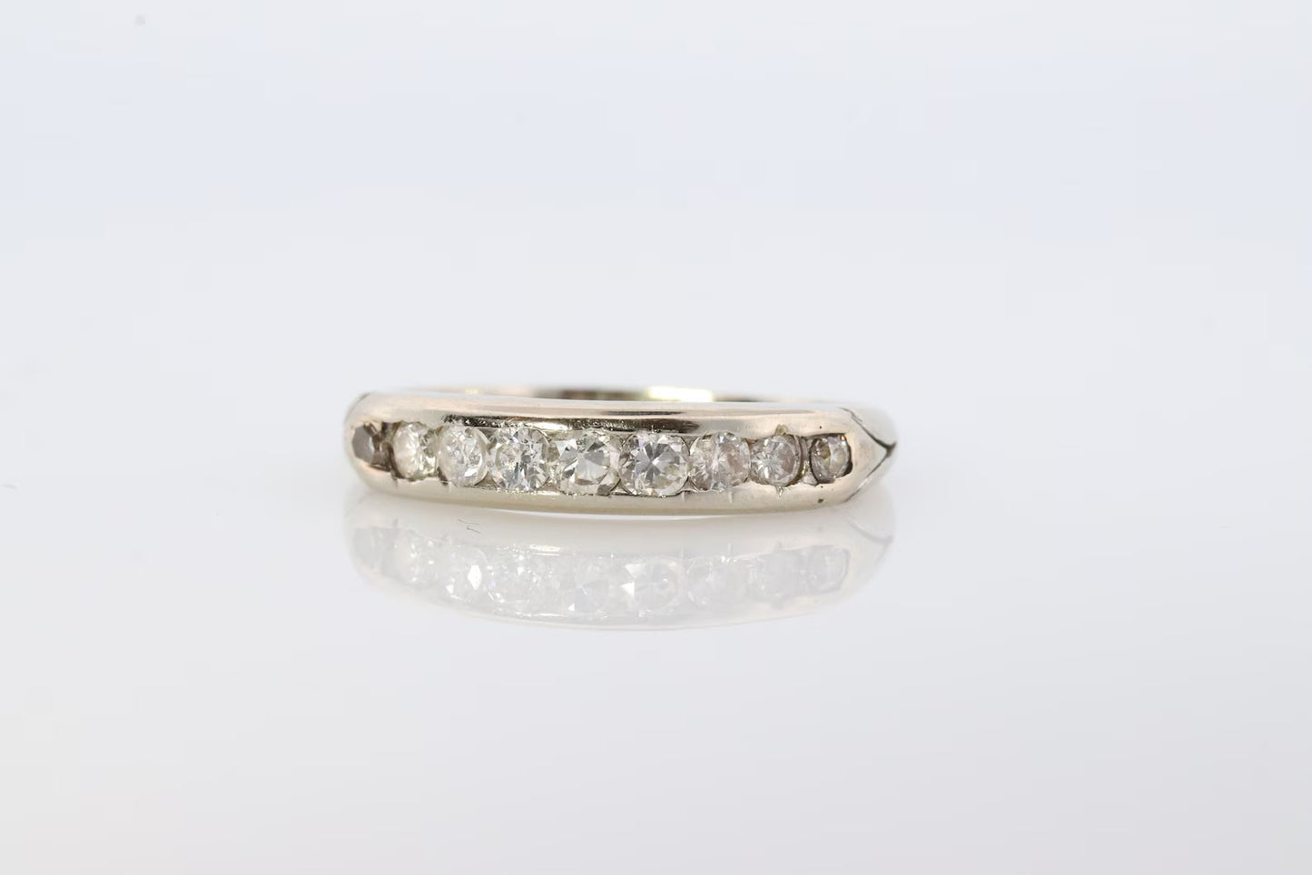 Kanalband aus 18 Karat antikem Diamant. Art-Déco-Diamantband aus den 1920er Jahren. M(132/25)