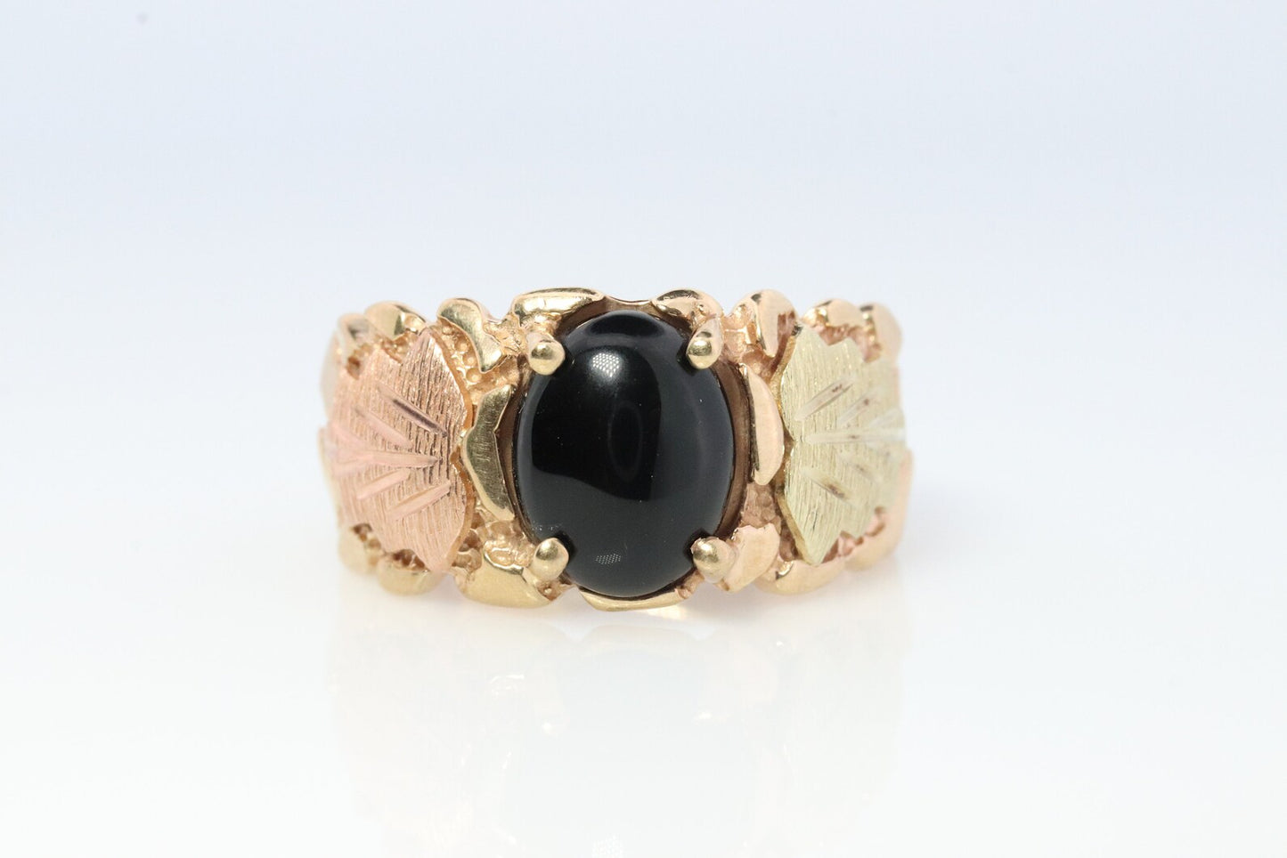 Black Hills Goldring. 10-karätiger Onyx-Cabochon-Solitärring aus Black Hills-Gold. 12-Karat-Goldnugget-Black-Hills-Band. Gr. 6,5 (st54)