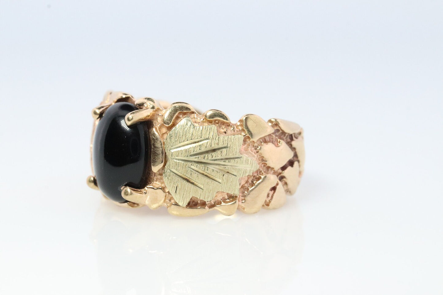 Black Hills Goldring. 10-karätiger Onyx-Cabochon-Solitärring aus Black Hills-Gold. 12-Karat-Goldnugget-Black-Hills-Band. Gr. 6,5 (st54)