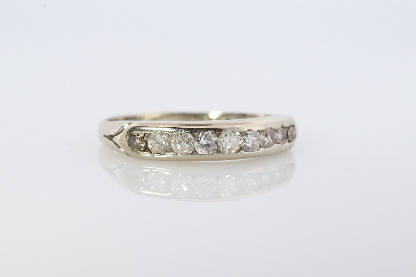 Kanalband aus 18 Karat antikem Diamant. Art-Déco-Diamantband aus den 1920er Jahren. M(132/25)