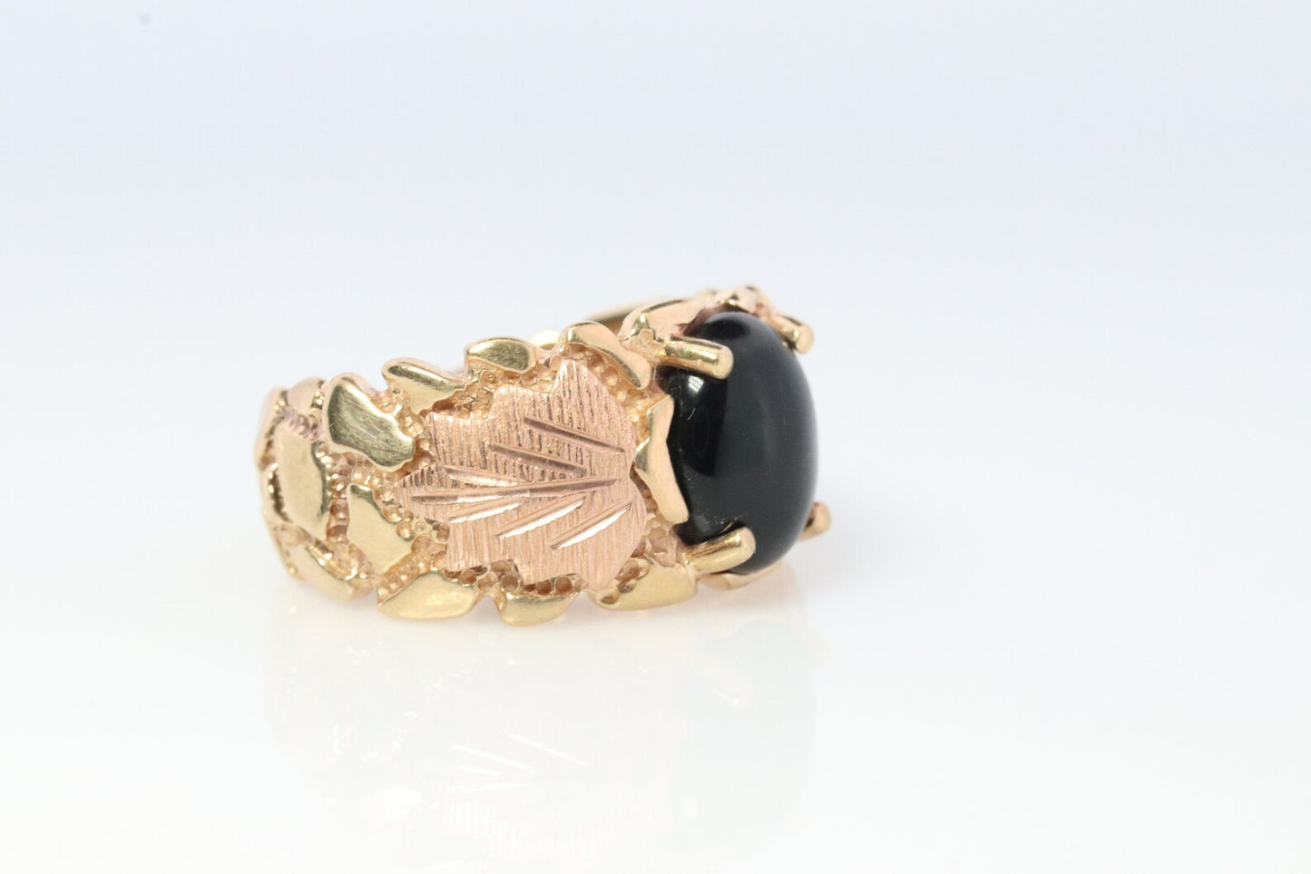 Black Hills Goldring. 10-karätiger Onyx-Cabochon-Solitärring aus Black Hills-Gold. 12-Karat-Goldnugget-Black-Hills-Band. Gr. 6,5 (st54)