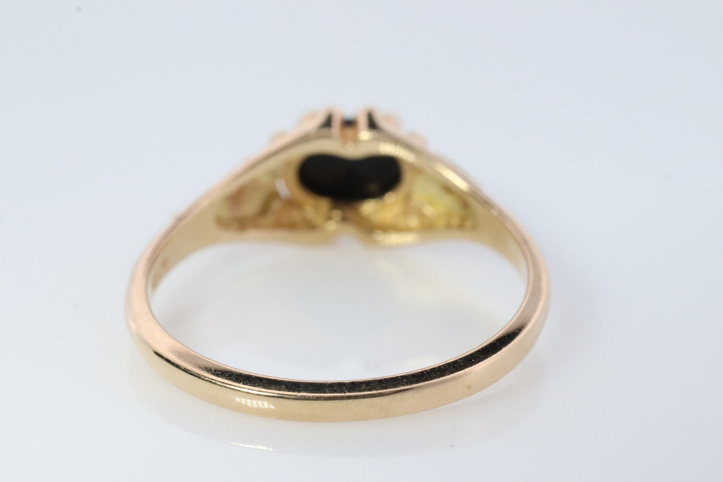 Black Hills Gold Ring. 10k Onyx Black Hills Gold Solitaire Ring. sz 7 (62)