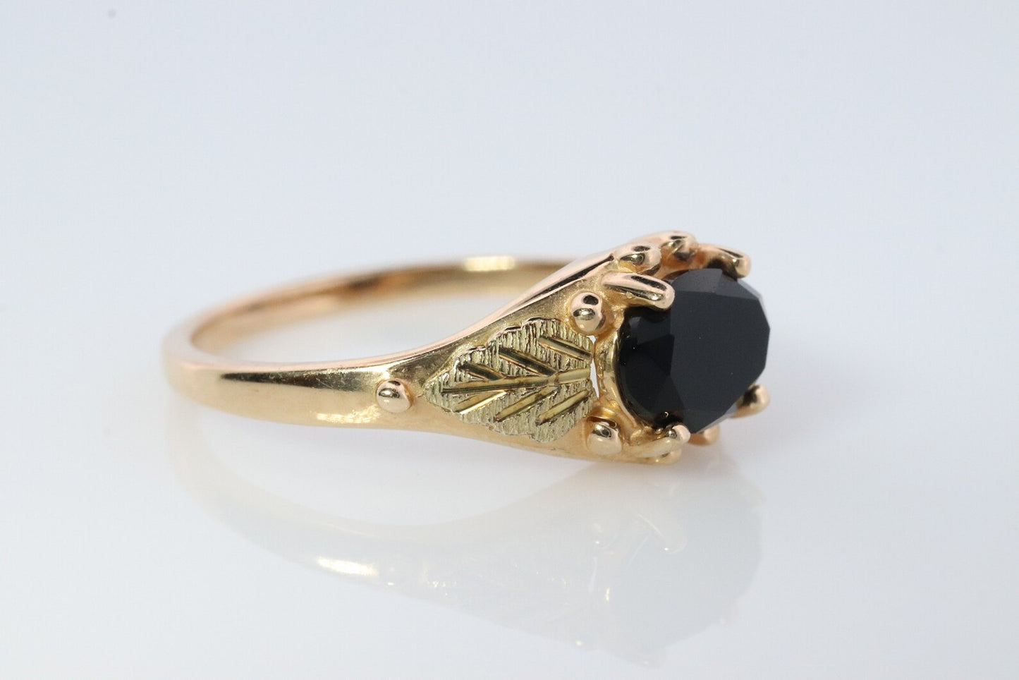 Black Hills Gold Ring. 10k Onyx Black Hills Gold Solitaire Ring. sz 7 (62)