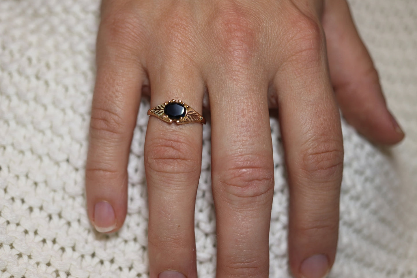 Black Hills Gold Ring. 10k Onyx Black Hills Gold Solitaire Ring. sz 7 (62)