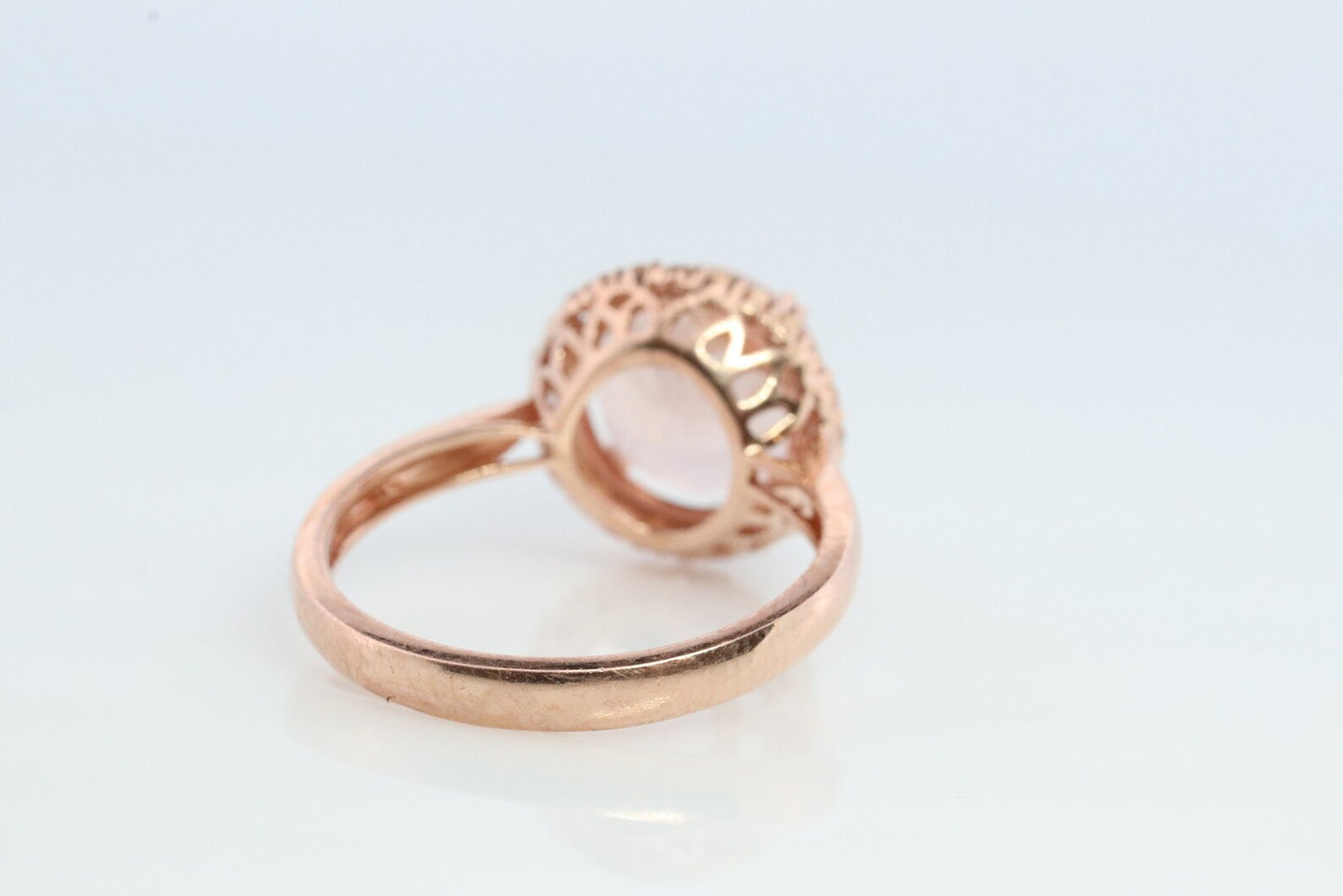 Halo-Ring aus 10 Karat Morganit und weißem Saphir. Runder Halo-Ring aus Roségold mit Morganit und Diamant (weißer Saphir). st(85)