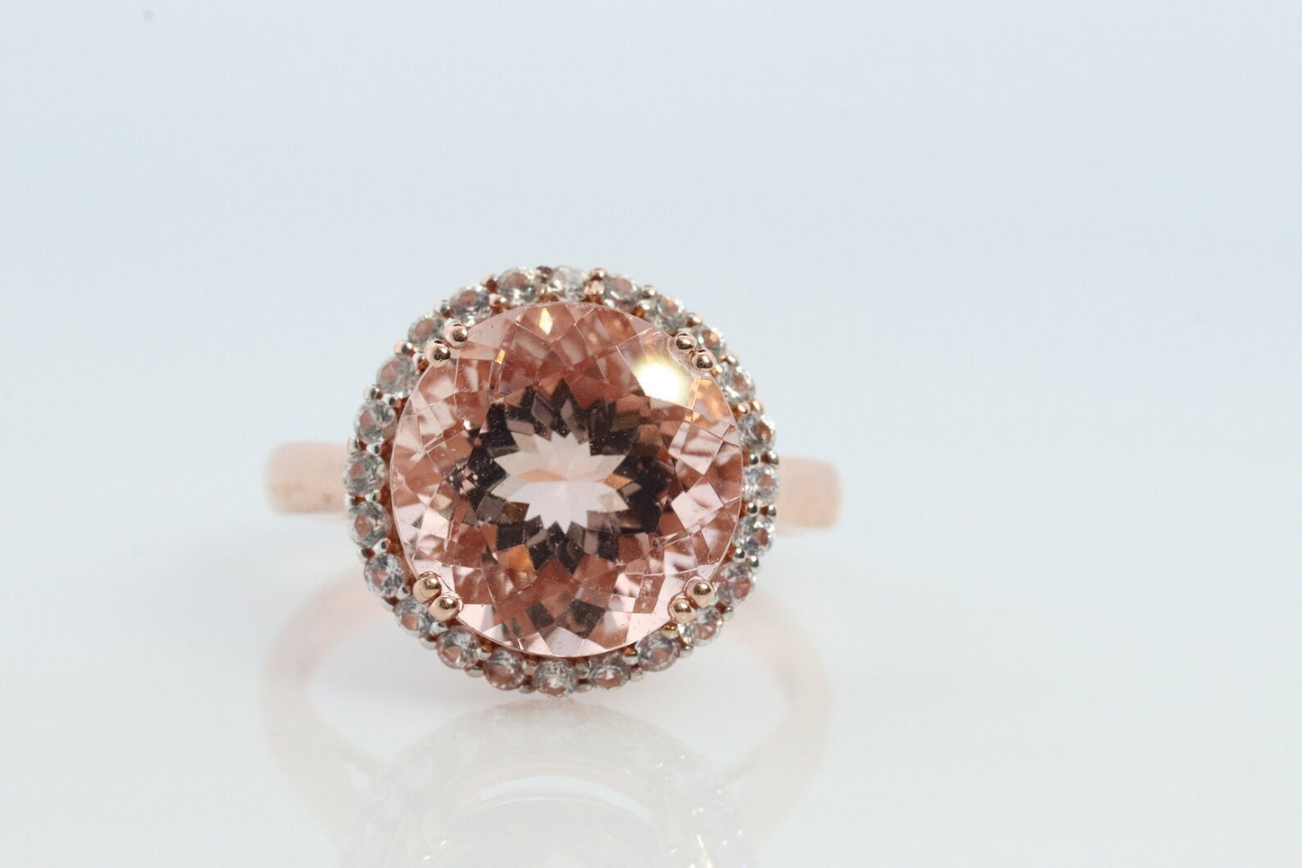 Halo-Ring aus 10 Karat Morganit und weißem Saphir. Runder Halo-Ring aus Roségold mit Morganit und Diamant (weißer Saphir). st(85)