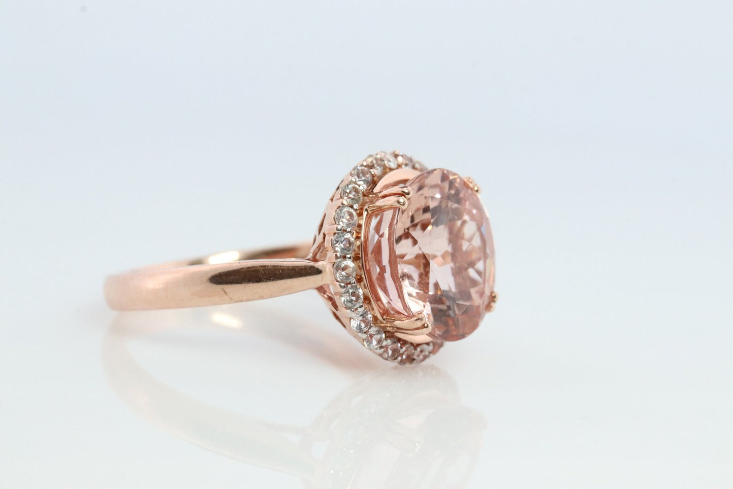 Halo-Ring aus 10 Karat Morganit und weißem Saphir. Runder Halo-Ring aus Roségold mit Morganit und Diamant (weißer Saphir). st(85)