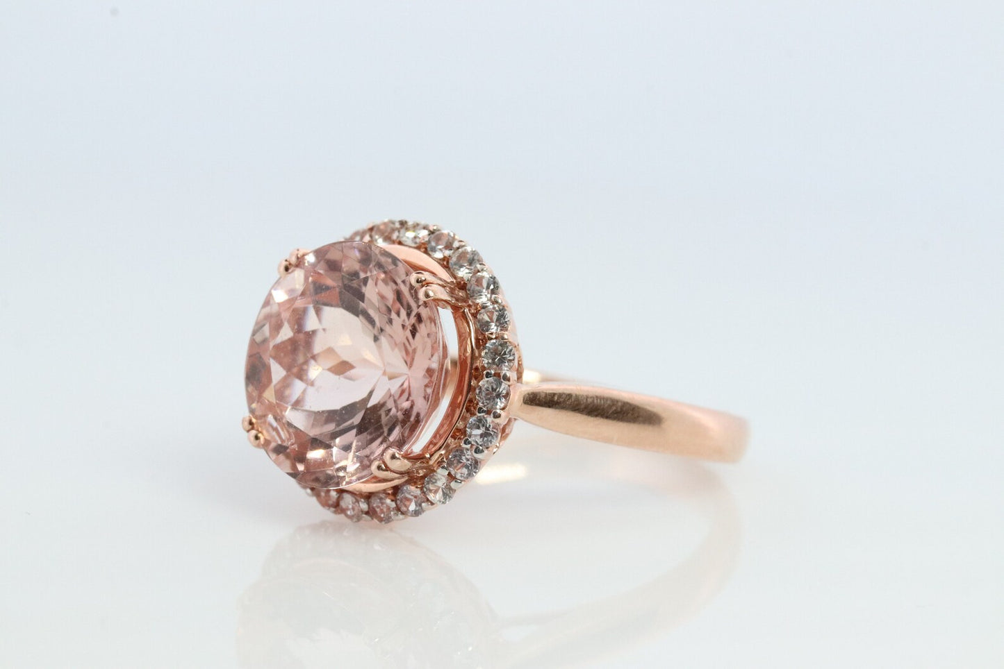 Halo-Ring aus 10 Karat Morganit und weißem Saphir. Runder Halo-Ring aus Roségold mit Morganit und Diamant (weißer Saphir). st(85)