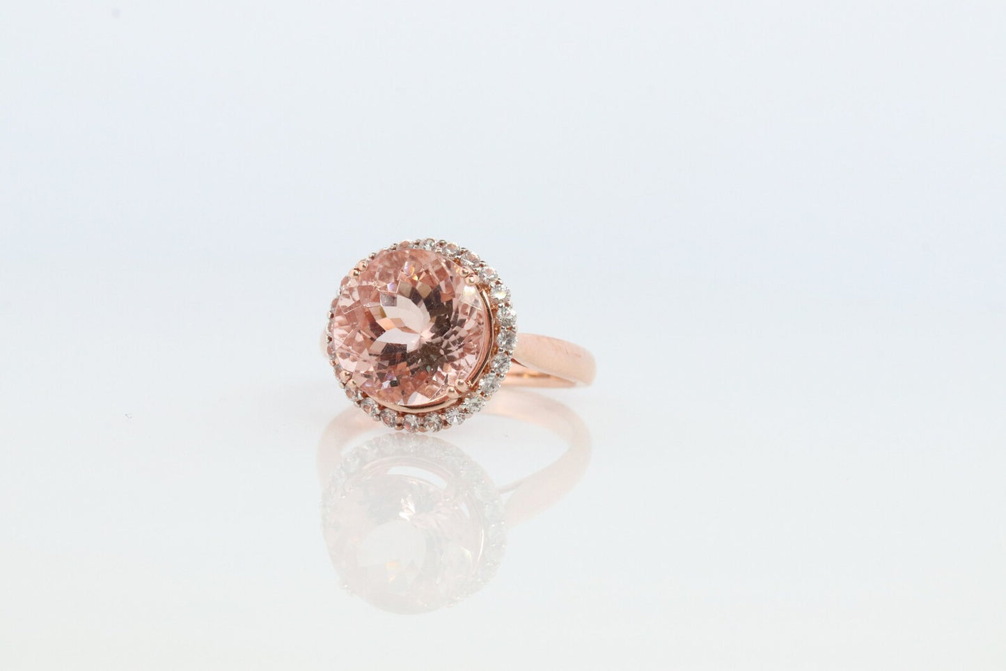 Halo-Ring aus 10 Karat Morganit und weißem Saphir. Runder Halo-Ring aus Roségold mit Morganit und Diamant (weißer Saphir). st(85)