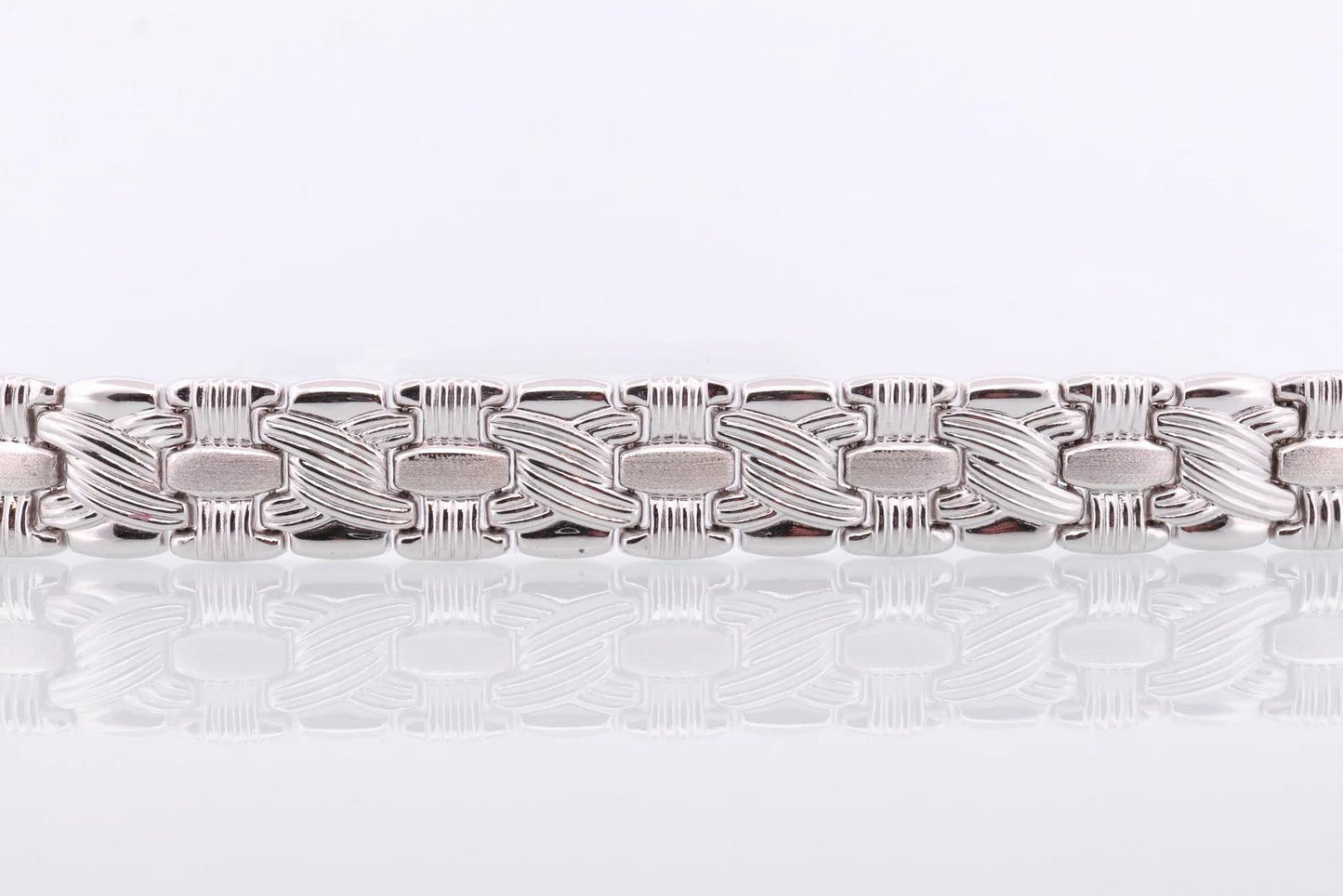 18k Woven Link Bracelet. 18k White Gold by RCI Braid Link bracelet. 23g 7.25in