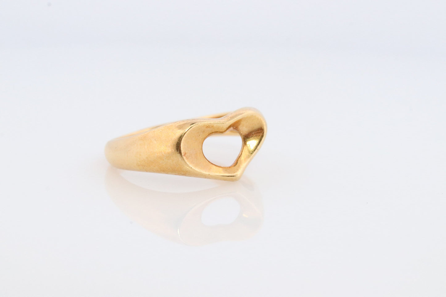 18k Tiffany and Co. band. 18k 750 Tiffany Heart Ring. Tiffany Company Open Heart Ring 18 Yellow Gold. Elsa Peretti Ring.