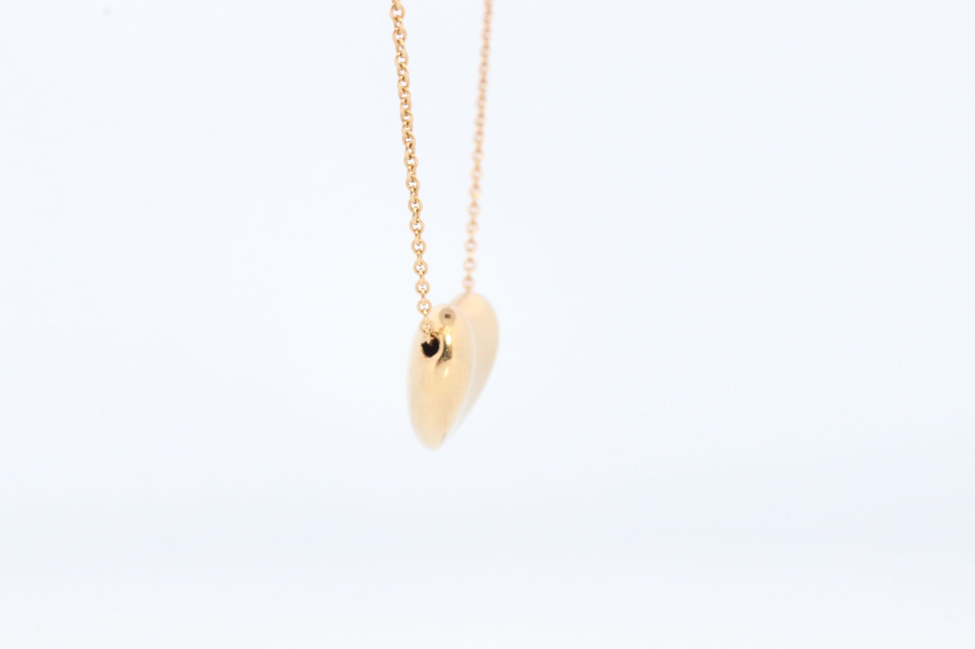 Tiffany & Co. 18k Gold Chain and Bean Pendant Necklace. 750 Yellow Gold Tiffany Company Necklace. Elsa Peretti Bean.