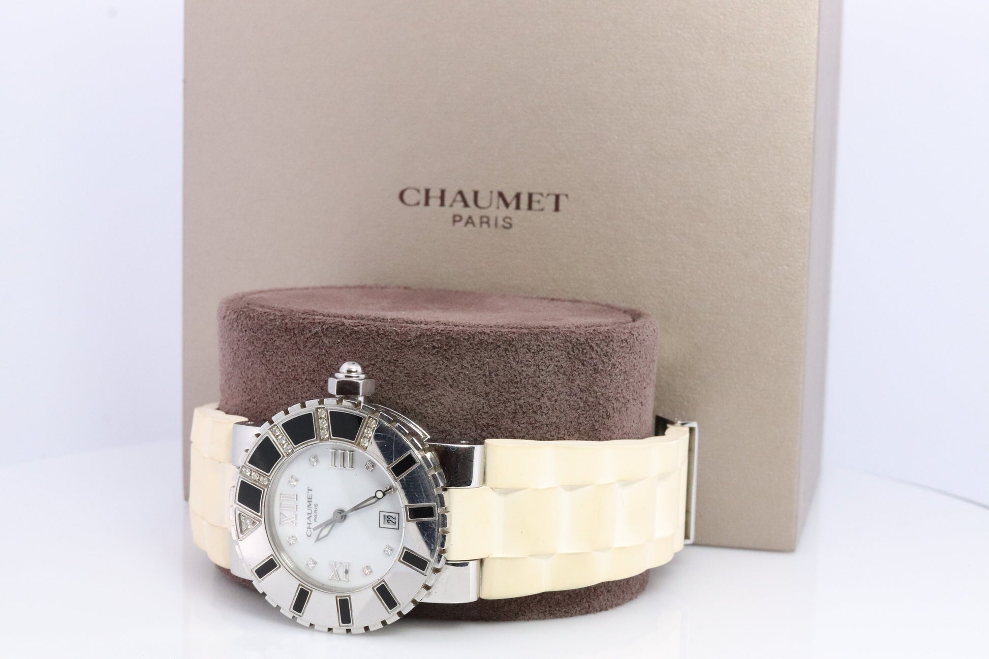 Chaumet Class One Watch. Chaumet 622B Diamond Ladies Wristwatch. Chaumet Paris Womens Diamond Watch with Original Box.