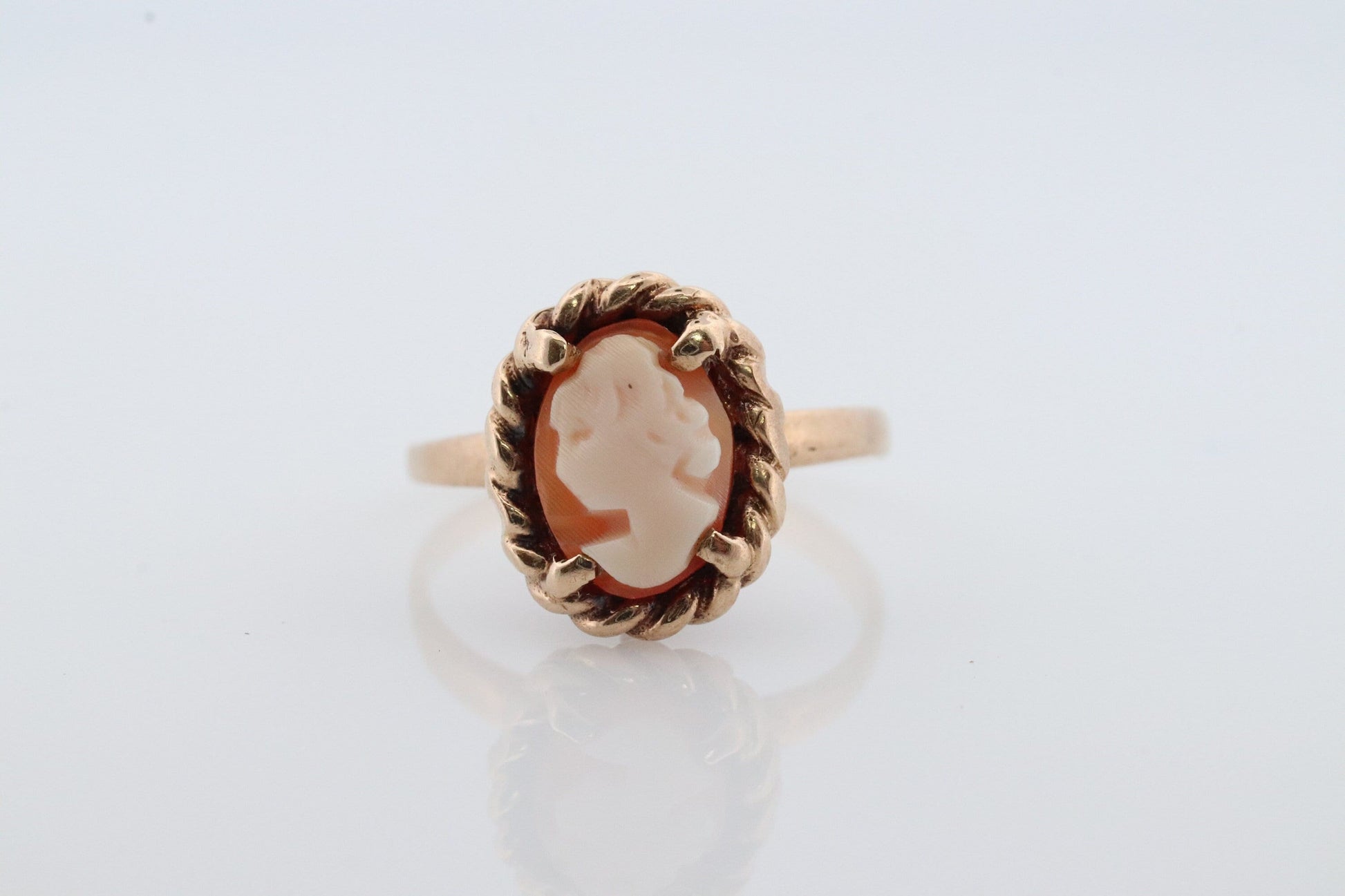 Cameo carved shell 10k signet ring. Vintage 10k Yellow gold Signet ring or Pinky Pinkie ring st(40/70)