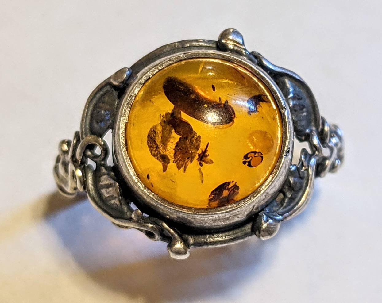 Vintage Honey Amber round cabochon 925 Sterling Silver Ring with Leaf motif. Women sz 7.5