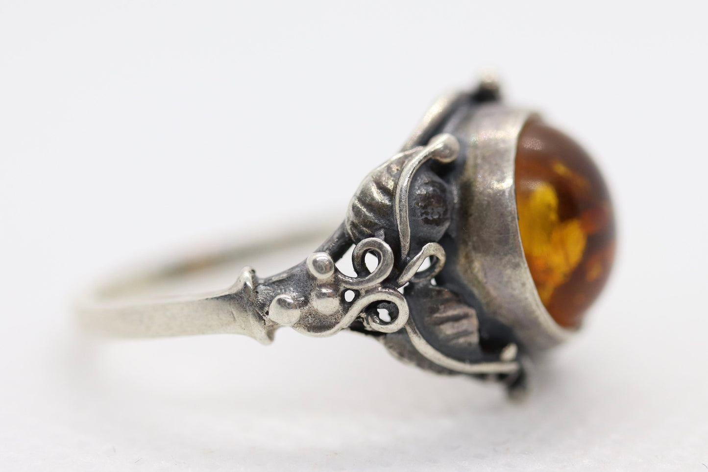 Vintage Honey Amber round cabochon 925 Sterling Silver Ring with Leaf motif. Women sz 7.5