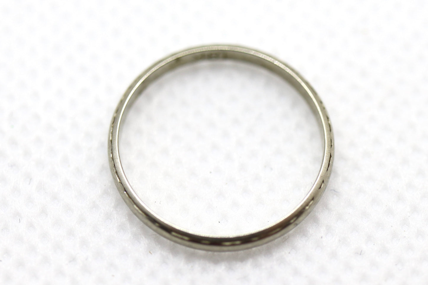 Vintage 18K White Gold Wedding Band 2mm. Sz 5.75. Stackable ring.