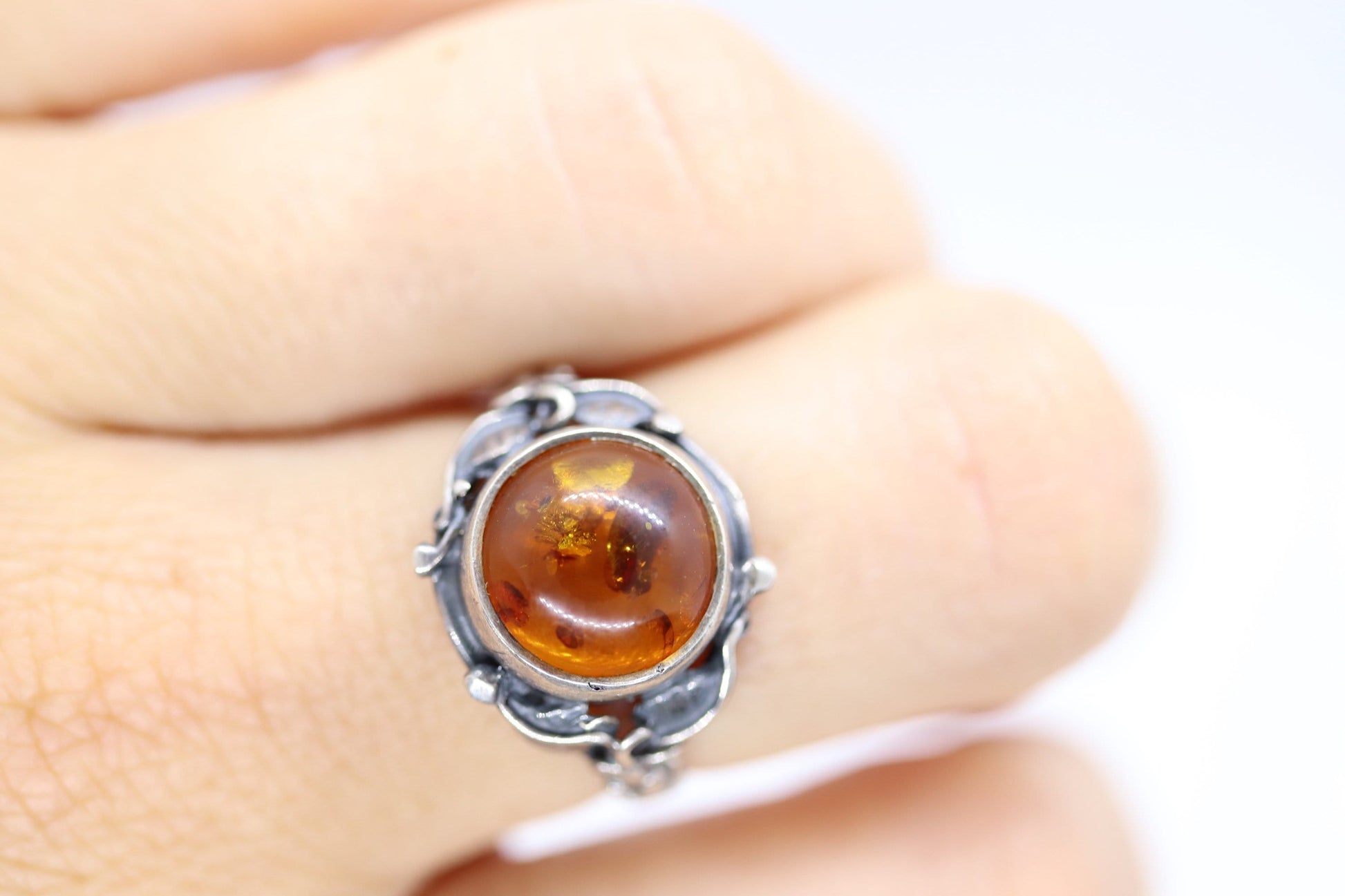 Vintage Honey Amber round cabochon 925 Sterling Silver Ring with Leaf motif. Women sz 7.5