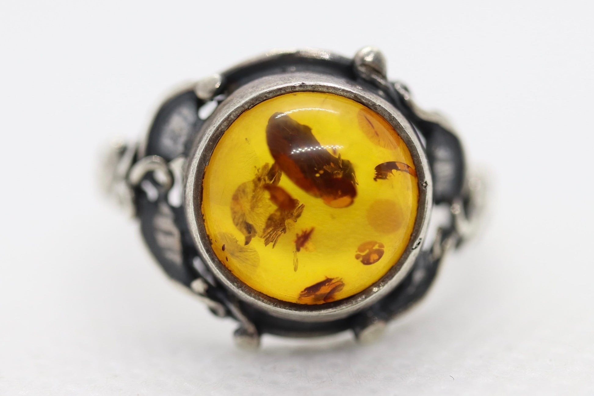 Vintage Honey Amber round cabochon 925 Sterling Silver Ring with Leaf motif. Women sz 7.5