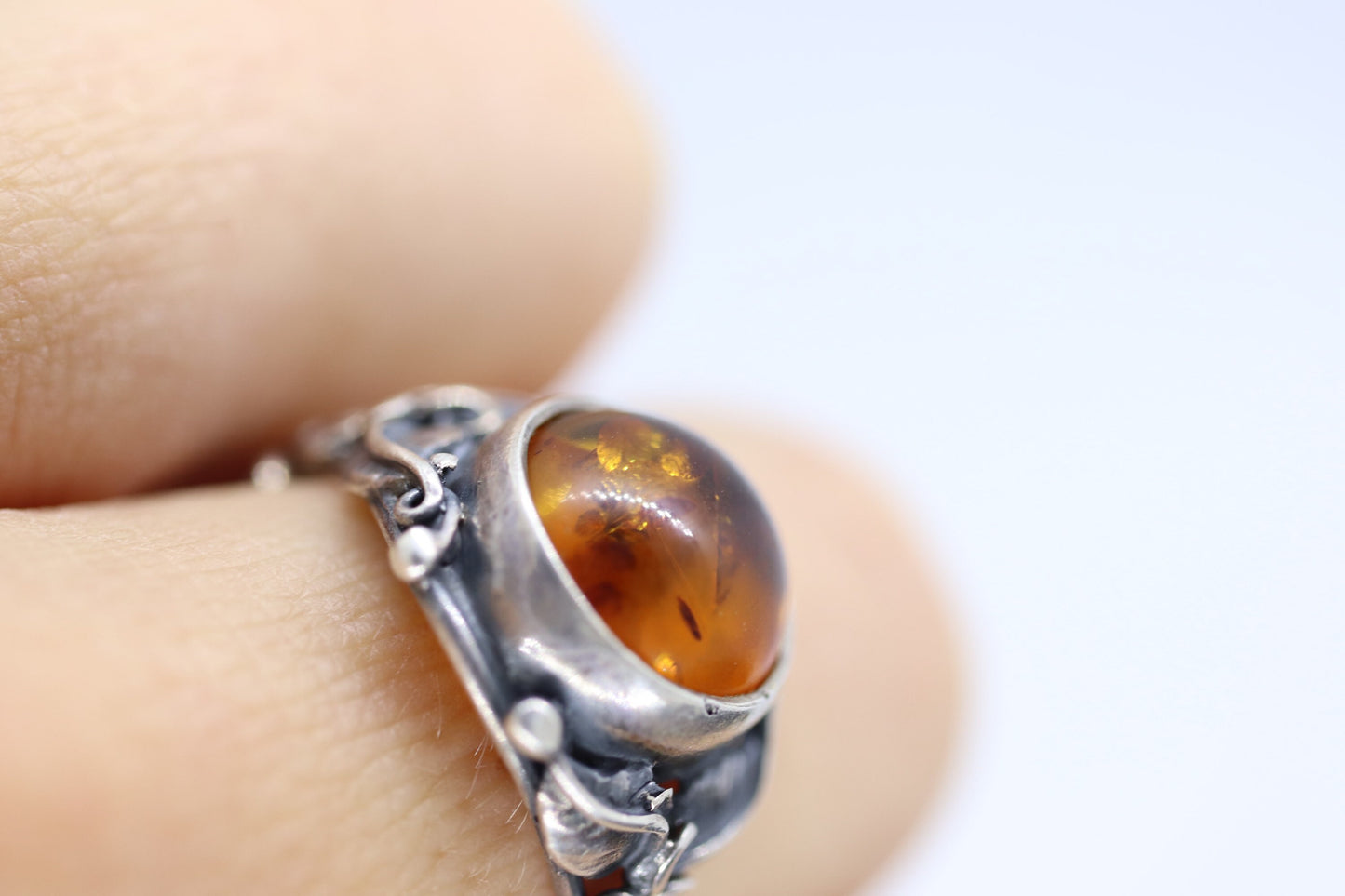 Vintage Honey Amber round cabochon 925 Sterling Silver Ring with Leaf motif. Women sz 7.5