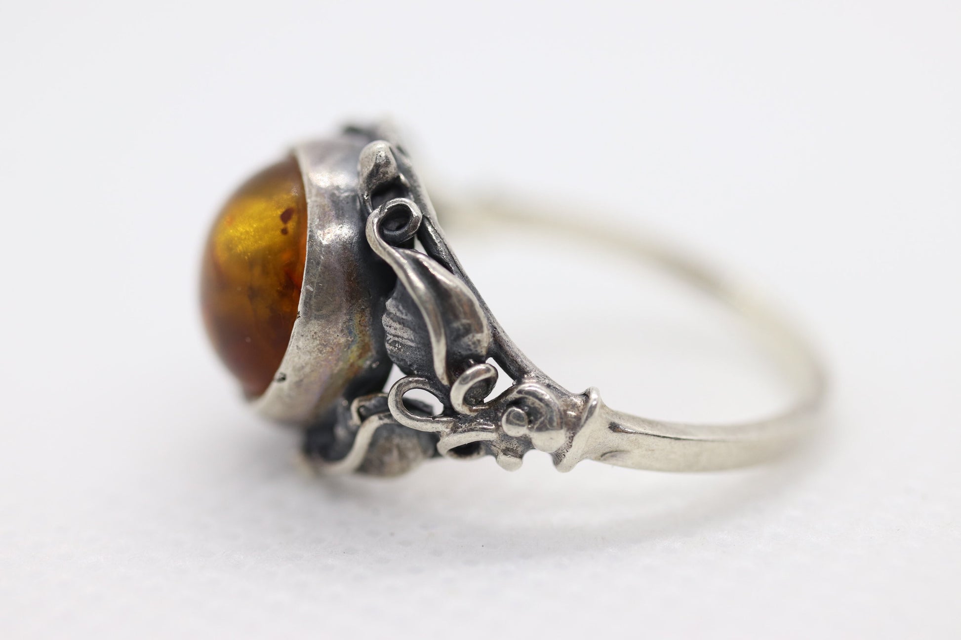 Vintage Honey Amber round cabochon 925 Sterling Silver Ring with Leaf motif. Women sz 7.5