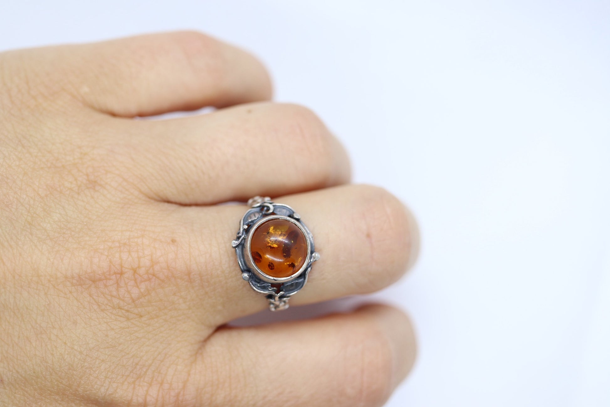 Vintage Honey Amber round cabochon 925 Sterling Silver Ring with Leaf motif. Women sz 7.5