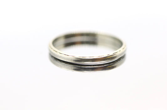 Vintage 18K White Gold Wedding Band 2mm. Sz 5.75. Stackable ring.