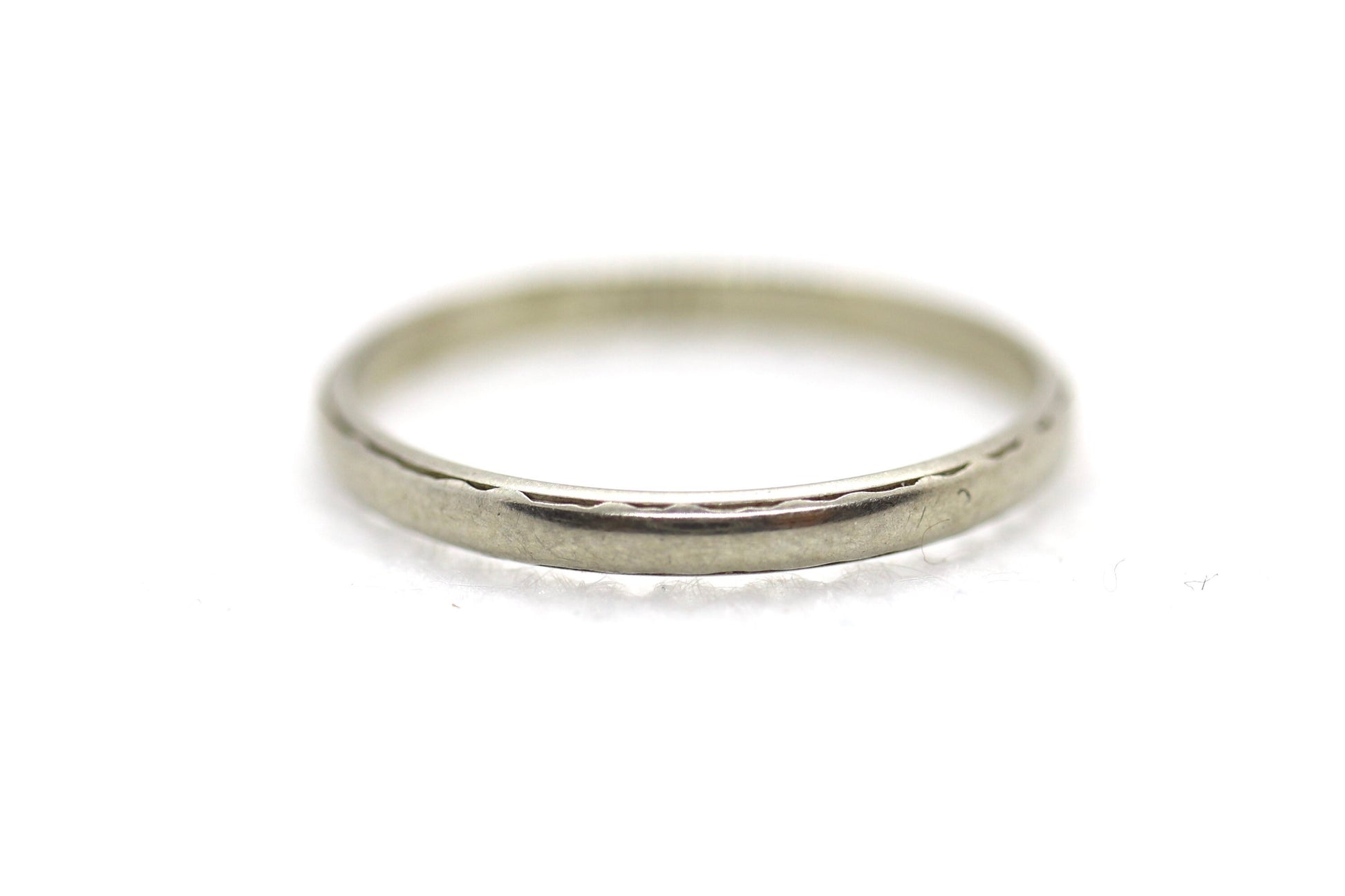 Vintage 18K White Gold Wedding Band 2mm. Sz 5.75. Stackable ring.