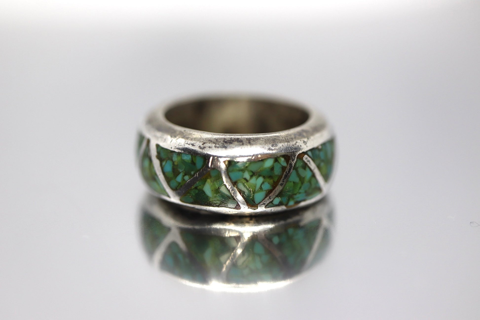 Navajo Turquoise Ring. Turquoise Chip Sterling Silver Band (654)