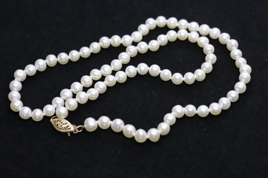 14k Pearl Necklace. 17in length 5.5mm freshwater pearls