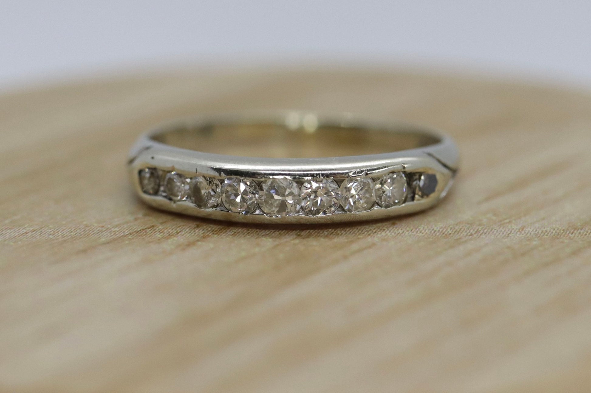 18k Antique Diamond channel band. Art Deco 1920s diamond band. st(132/25)