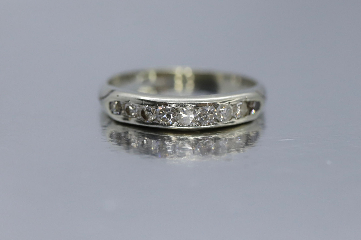 18k Antique Diamond channel band. Art Deco 1920s diamond band. st(132/25)