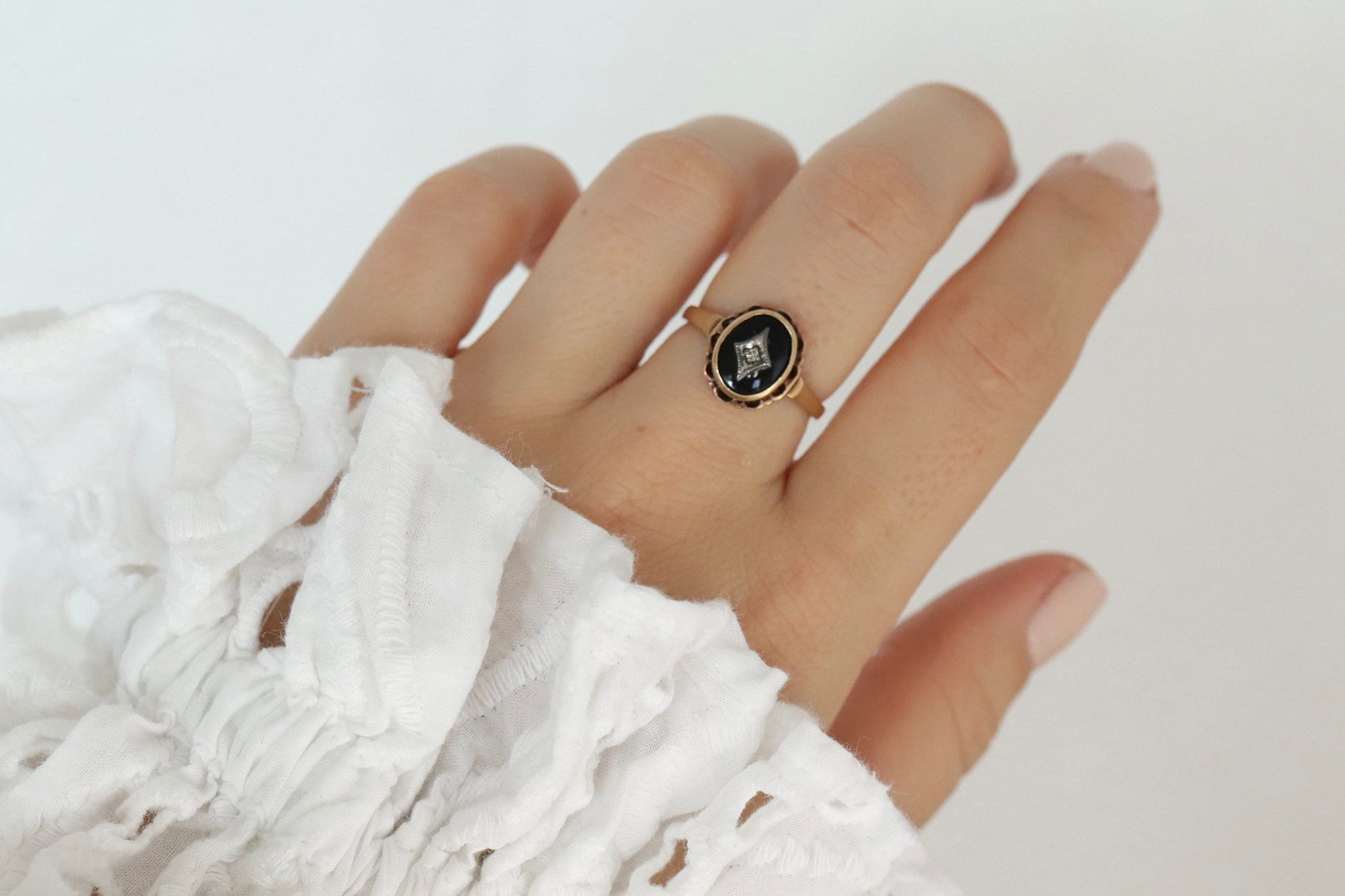 10k ONYX and diamond ring. Oval Onyx bezel set victorian mourning ring. st(196)